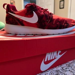 New, Men’s Nike Roshe One Print, Size 8, Red/Burgundy